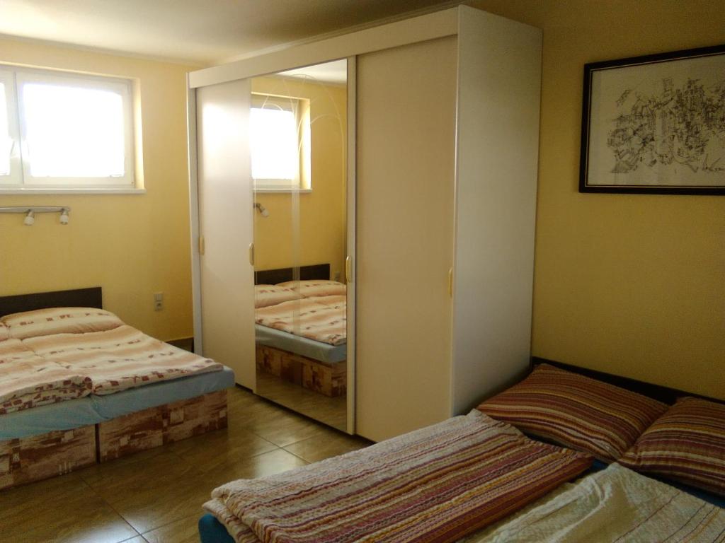 Postel nebo postele na pokoji v ubytování Chatky a apartmány Pod starým orechom - camp