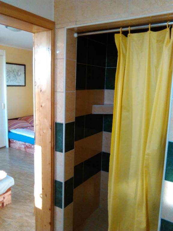 Postel nebo postele na pokoji v ubytování Chatky a apartmány Pod starým orechom - camp