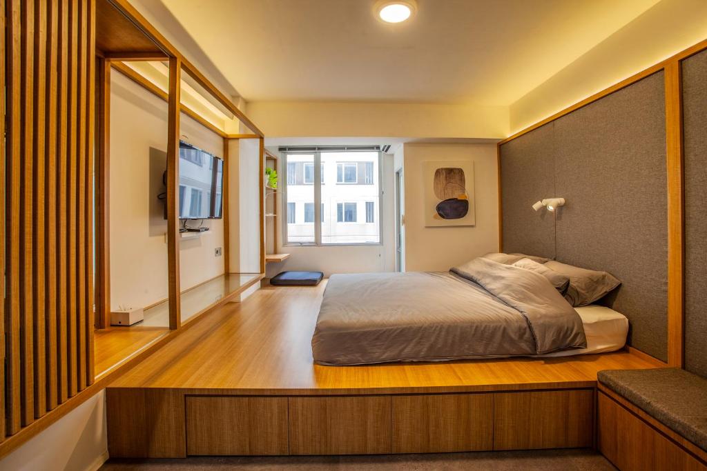 Tempat tidur dalam kamar di Comfy Studio Apartment By REQhome