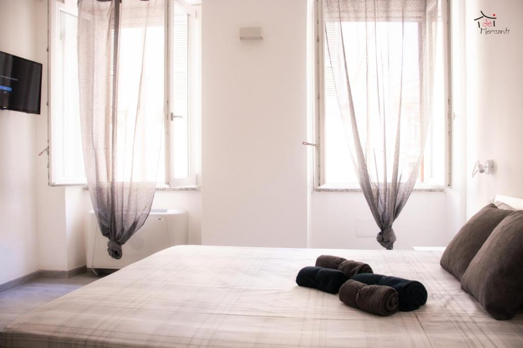 - une chambre avec un lit et 2 fenêtres dans l'établissement Affittacamere dei Mercanti, à Sassari