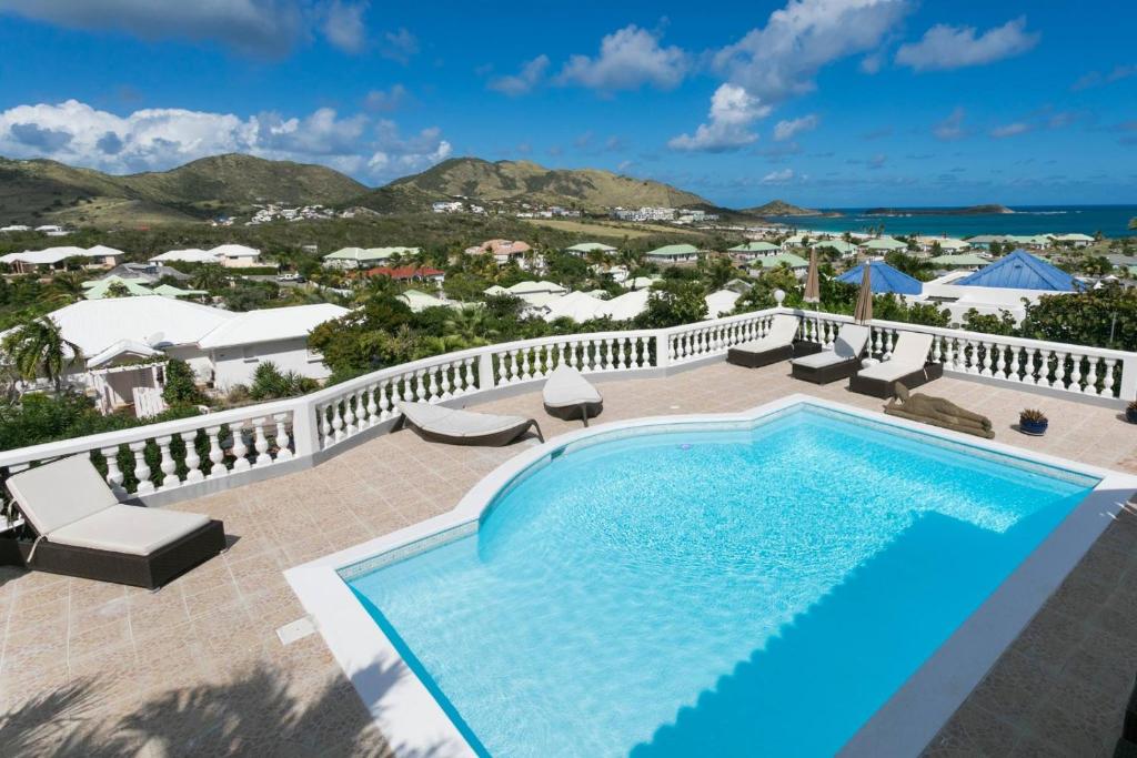 een zwembad op een balkon met uitzicht op de oceaan bij Orient Bay Villa Rentals St Martin in Orient Bay