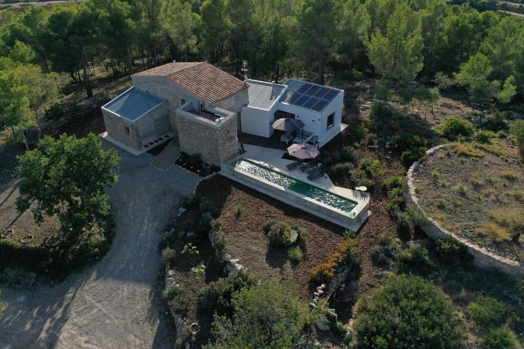 Villa Can Tomeu Capdet في سانت بيري دي رايبيس: اطلالة جوية على منزل بسقف شمسي