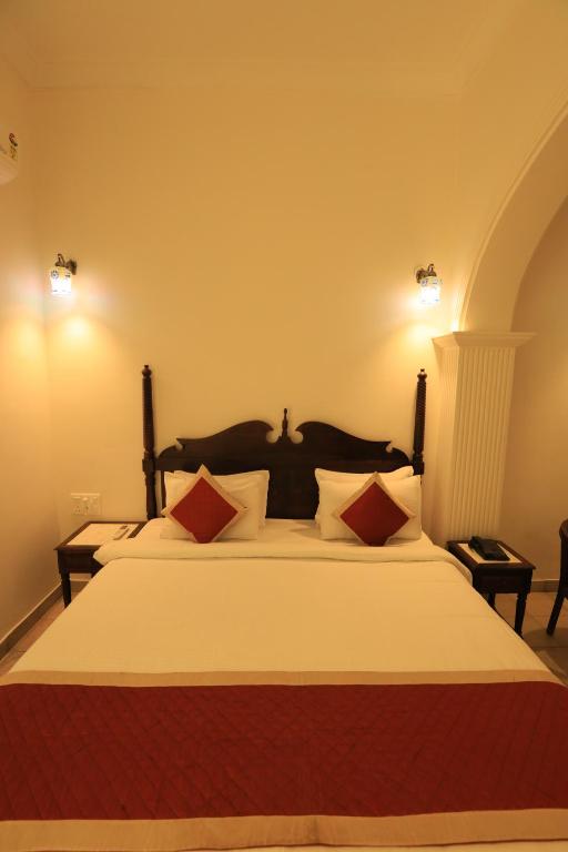 Postel nebo postele na pokoji v ubytování Rangmahal Pushkar by DIV HOSPITALITY