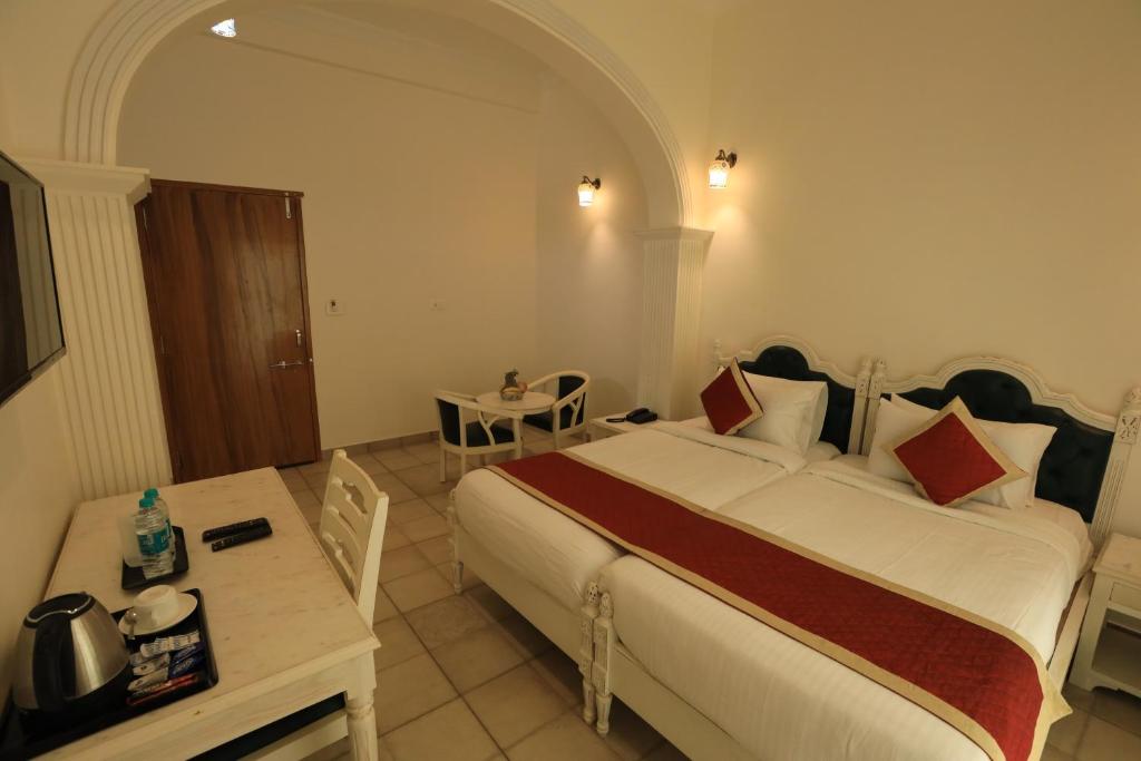 Postel nebo postele na pokoji v ubytování Rangmahal Pushkar by DIV HOSPITALITY