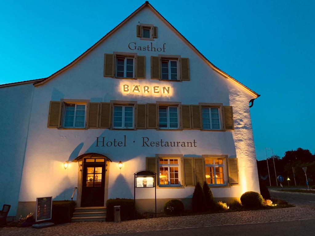 ein weißes Gebäude mit einem Restaurant in der Scheune in der Unterkunft Taste Style Hotel Bären Auggen in Auggen