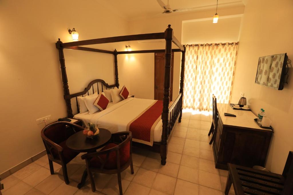 Postel nebo postele na pokoji v ubytování Rangmahal Pushkar by DIV HOSPITALITY