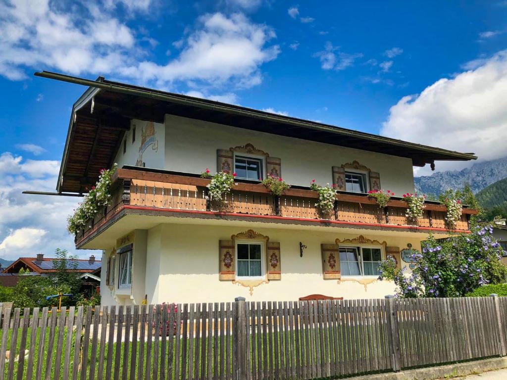 ein Haus mit einem Zaun davor in der Unterkunft Ferienhaus Bergvagabund in Schönau am Königssee