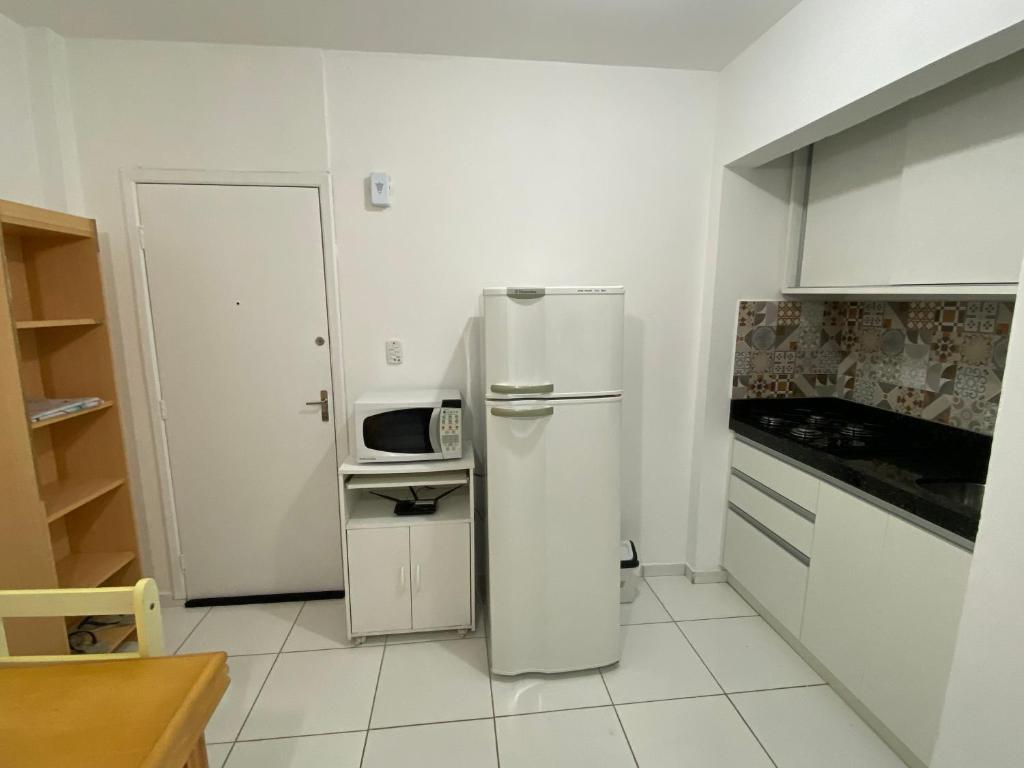  Apto 01 quarto Av Brasil centro 1 quadra do Mar