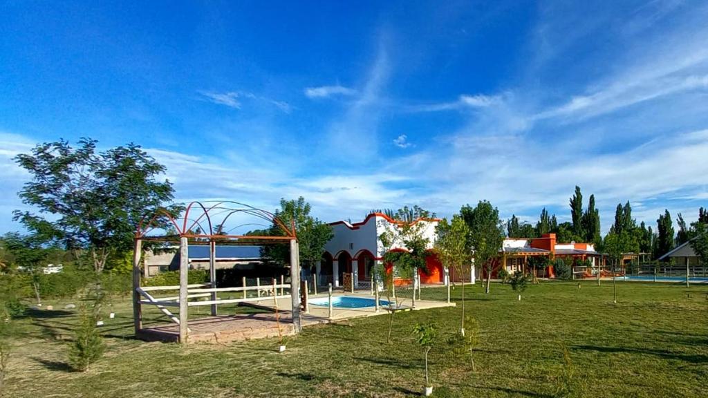 un parque infantil con parque infantil en Cabañas Pinot Noir en San Rafael
