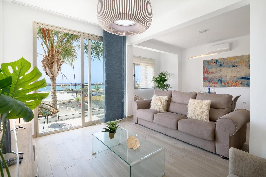 sala de estar con sofá y mesa de cristal en Apartamento Paula con vistas al mar en Arrecife