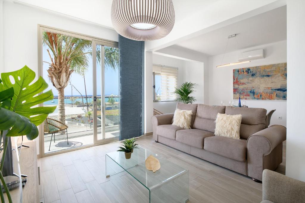 Ruang duduk di Apartamento Paula con vistas al mar