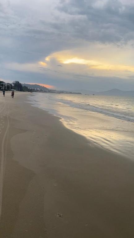  Apartamento pé na areia - sacada e churrasqueira - para até 6 pessoas