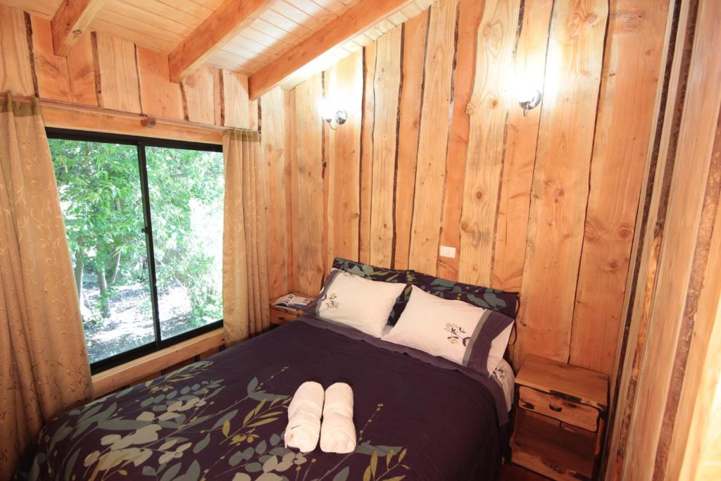 Cama o camas de una habitación en Cabañas Los Alamos Neltume
