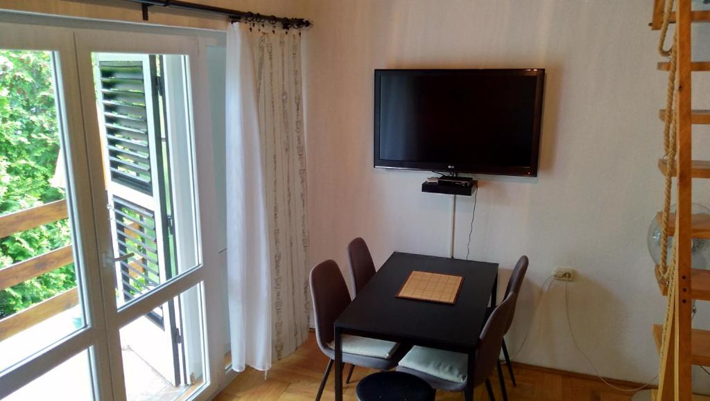 Televízia a/alebo spoločenská miestnosť v ubytovaní Mira apartman Siófok