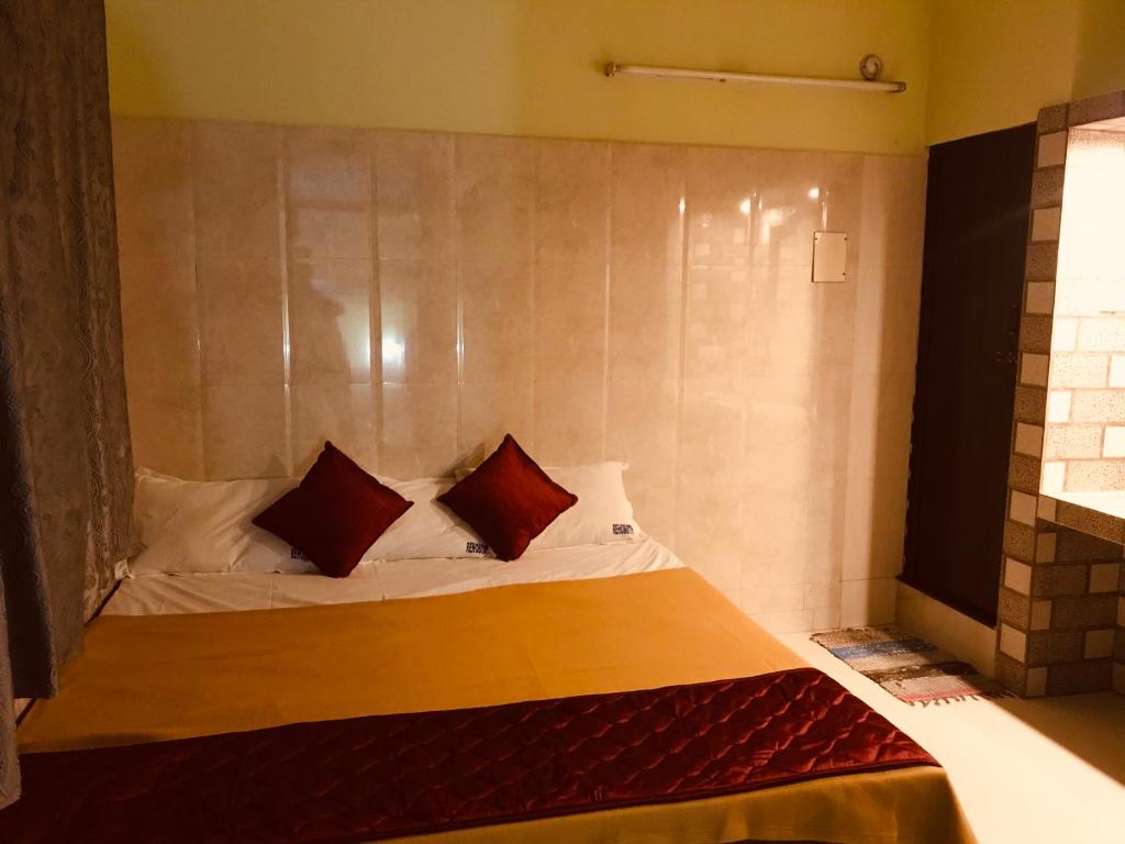 1 cama con 2 almohadas en una habitación en Rehoboth Home Stay en Kanyakumari