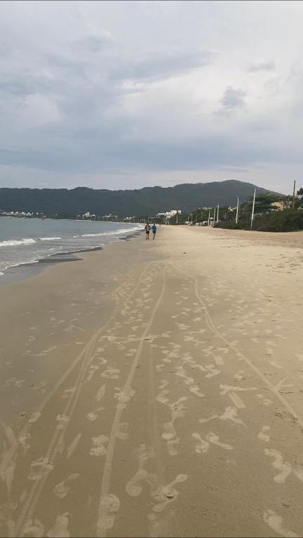  Apartamento pé na areia - sacada e churrasqueira - para até 6 pessoas