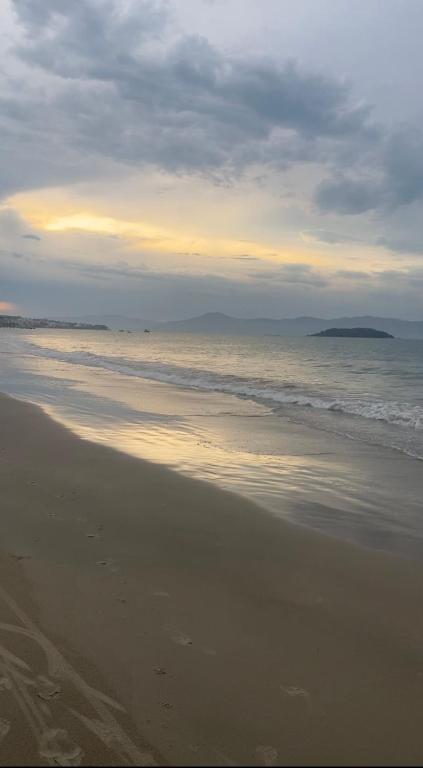  Apartamento pé na areia - sacada e churrasqueira - para até 6 pessoas