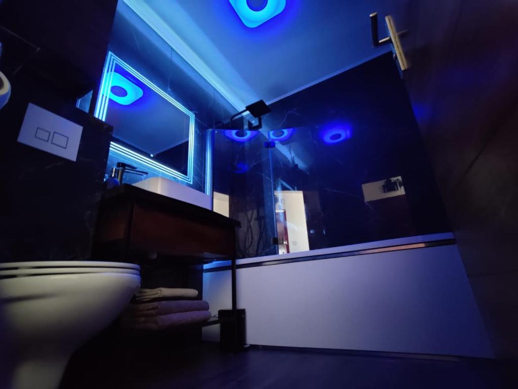 La salle de bains est pourvue de toilettes et de lumières bleues. dans l'établissement Legion Suite - Your perfect vacation !, à Nice