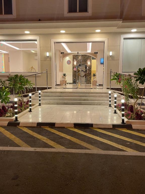 een lobby van een gebouw met trappen en een hal bij alhayat star in Wadi ad-Dawasir