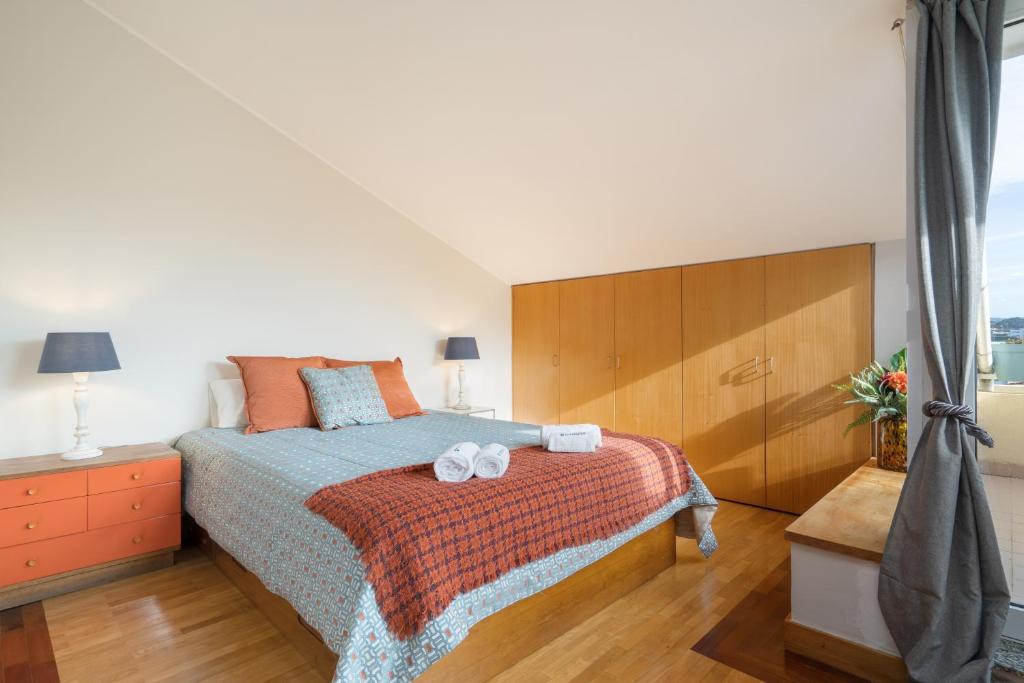 Stunning Modern Flat w Terrace Miramar Gaia في فيلا نوفا دي غايا: غرفة نوم عليها سرير وفوط