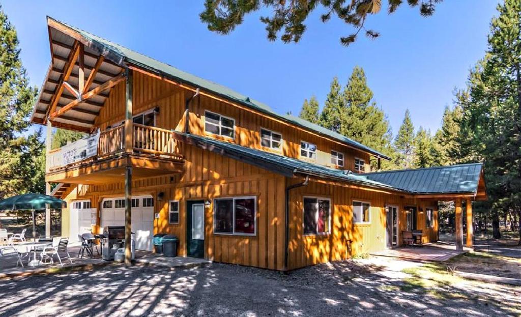 Cabaña de madera con balcón y terraza en DiamondStone Guest Lodges en La Pine