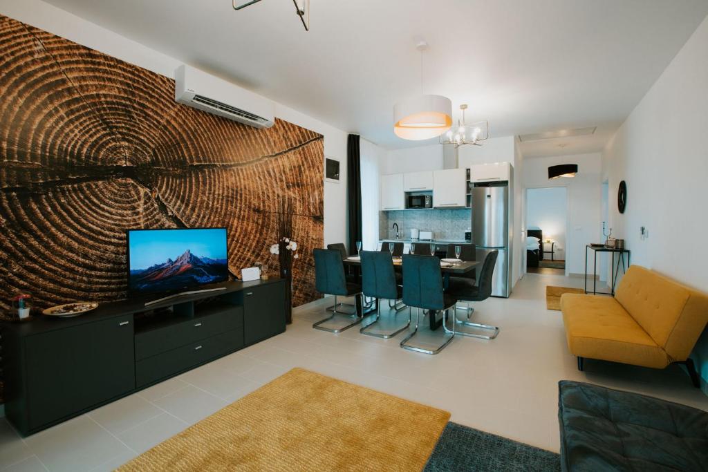 salon z telewizorem i jadalnią w obiekcie Erzsébet Vendégház Mórahalom w mieście Mórahalom
