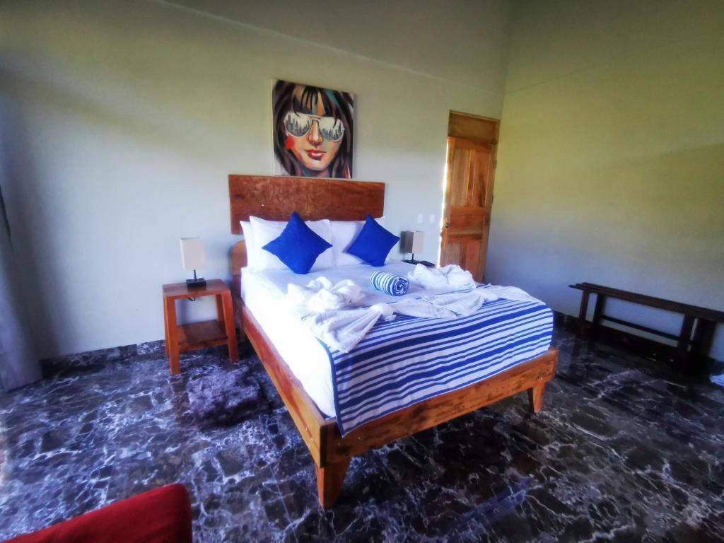 Postel nebo postele na pokoji v ubytování Tuki Tuki Lodge