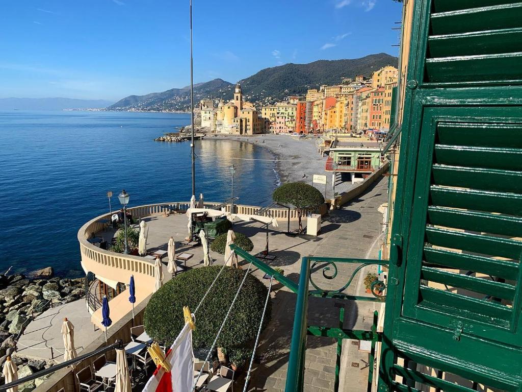 Blick auf die Stadt und das Meer mit Gebäuden in der Unterkunft La Priaguea - House Beach in Camogli