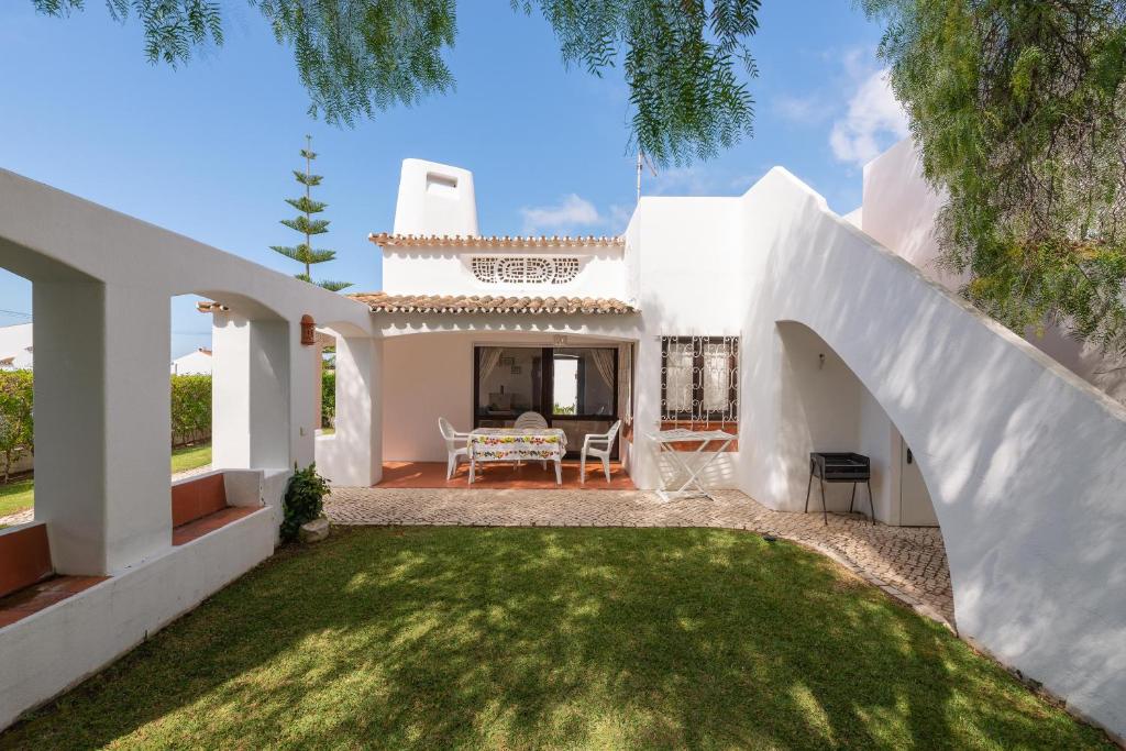 una vista exterior de una casa blanca con patio en Tio Papel IV, en Albufeira