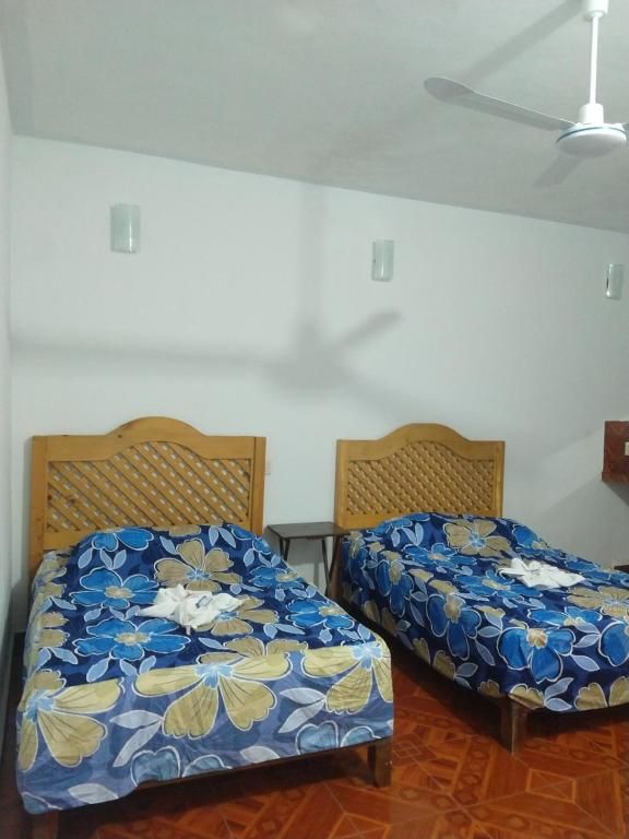 Postel nebo postele na pokoji v ubytování Blue Hotel