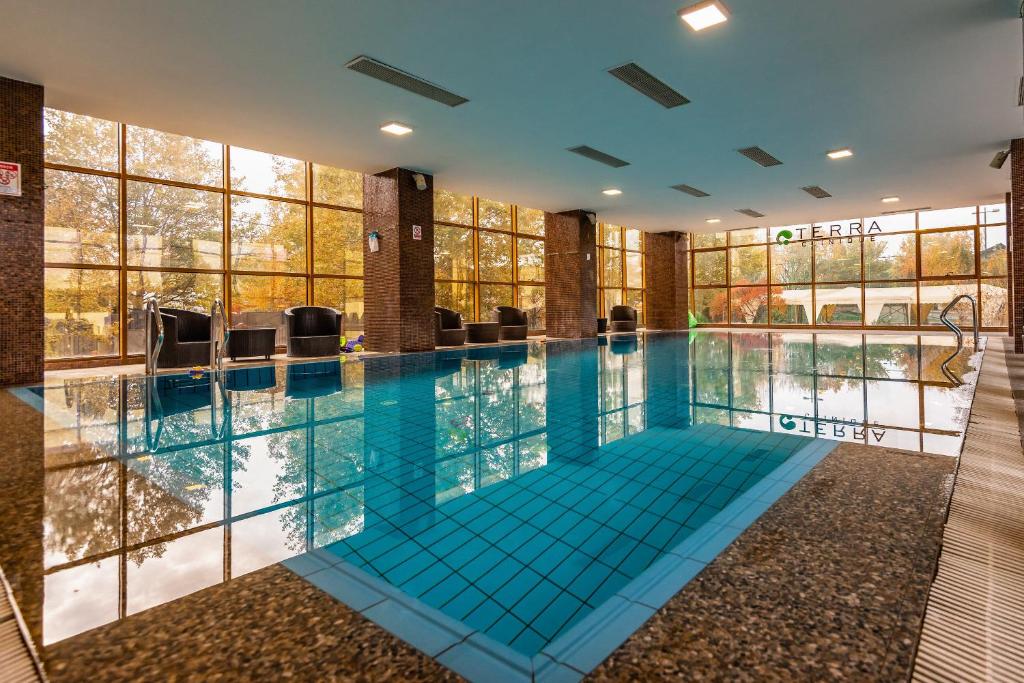 Bazén v ubytování Hotel Terra Balneo nebo v jeho okolí