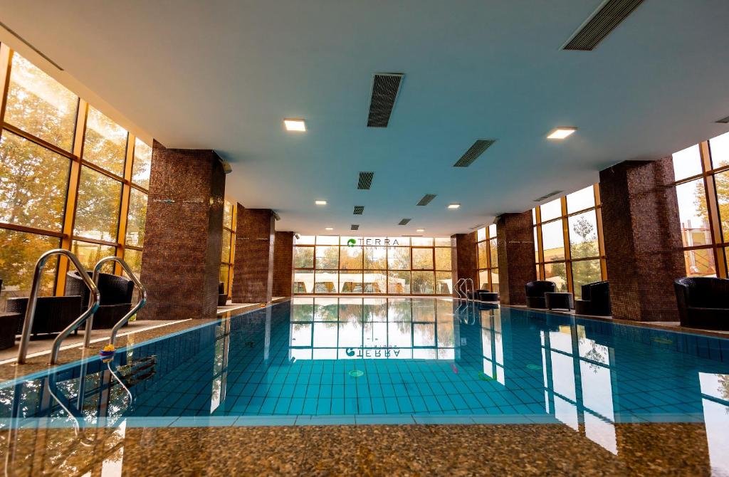 Bazén v ubytování Hotel Terra Balneo nebo v jeho okolí