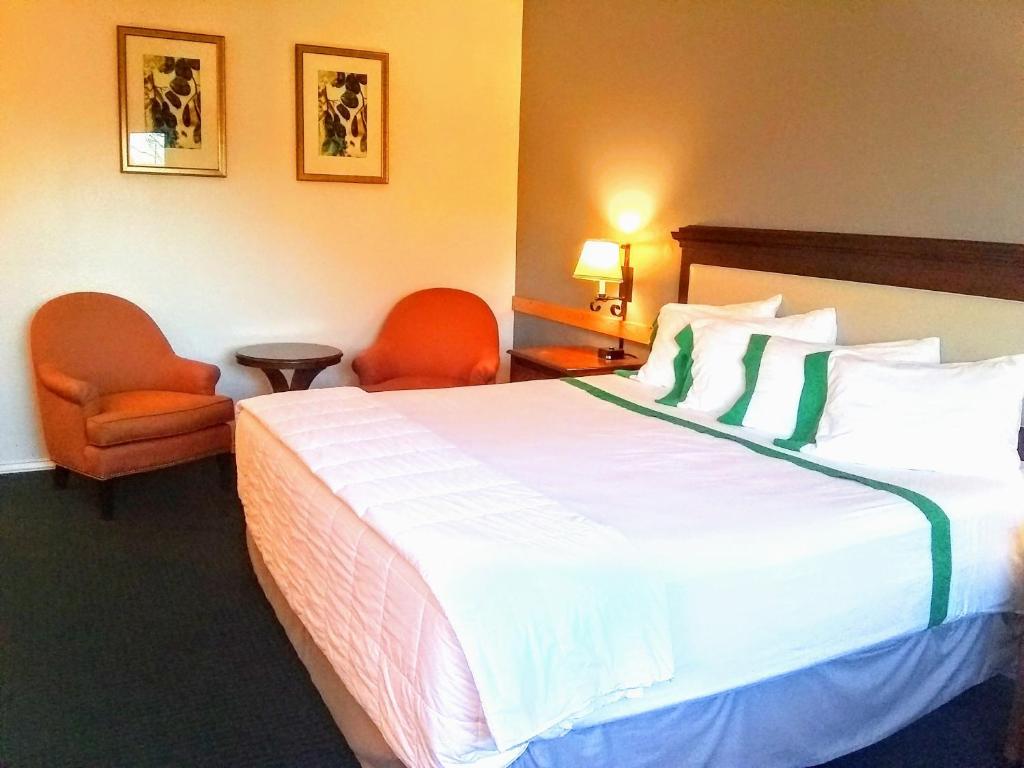 Postel nebo postele na pokoji v ubytování GuestHouse Inn Enumclaw