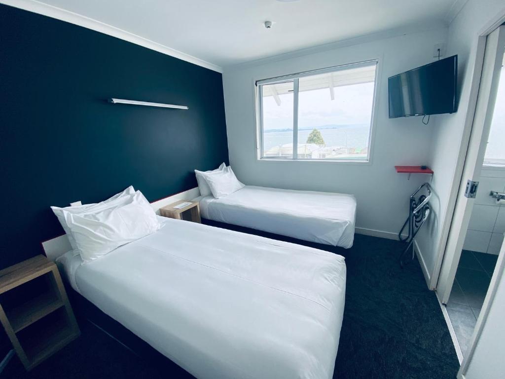 Based by the Lake - Resim 38