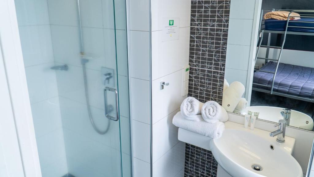 Based by the Lake - Resim 3