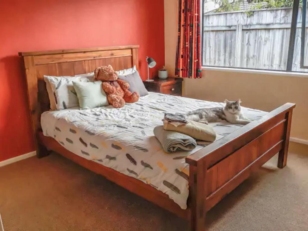 Un pat sau paturi într-o cameră la Quiet homestay, private room with own bathroom