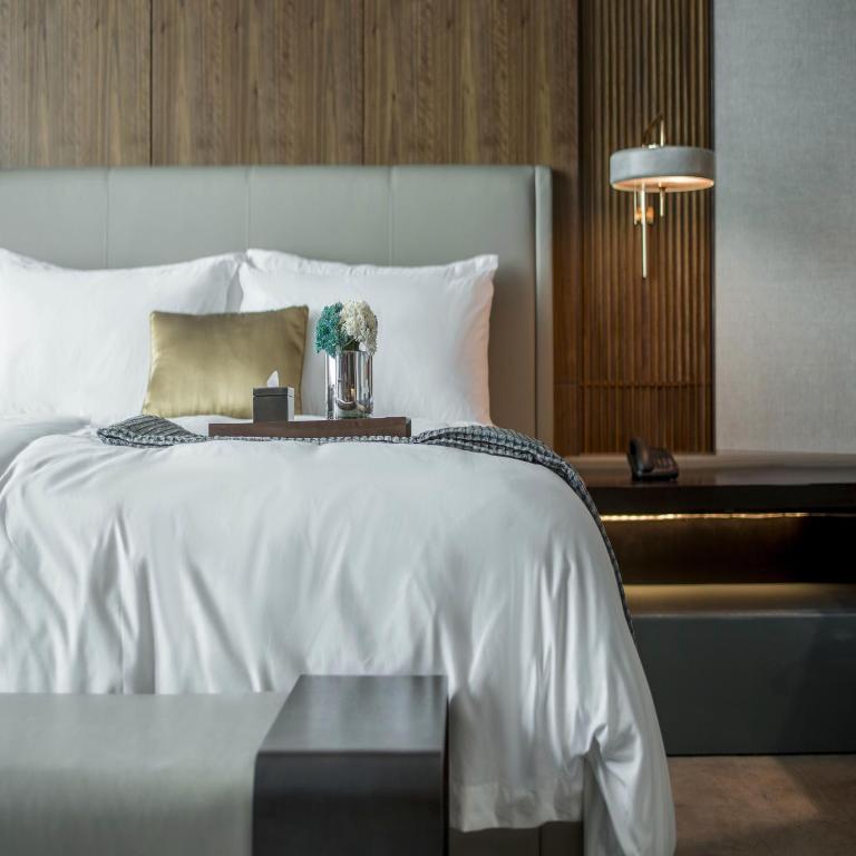 Postel nebo postele na pokoji v ubytování InterContinental Zhuhai by IHG