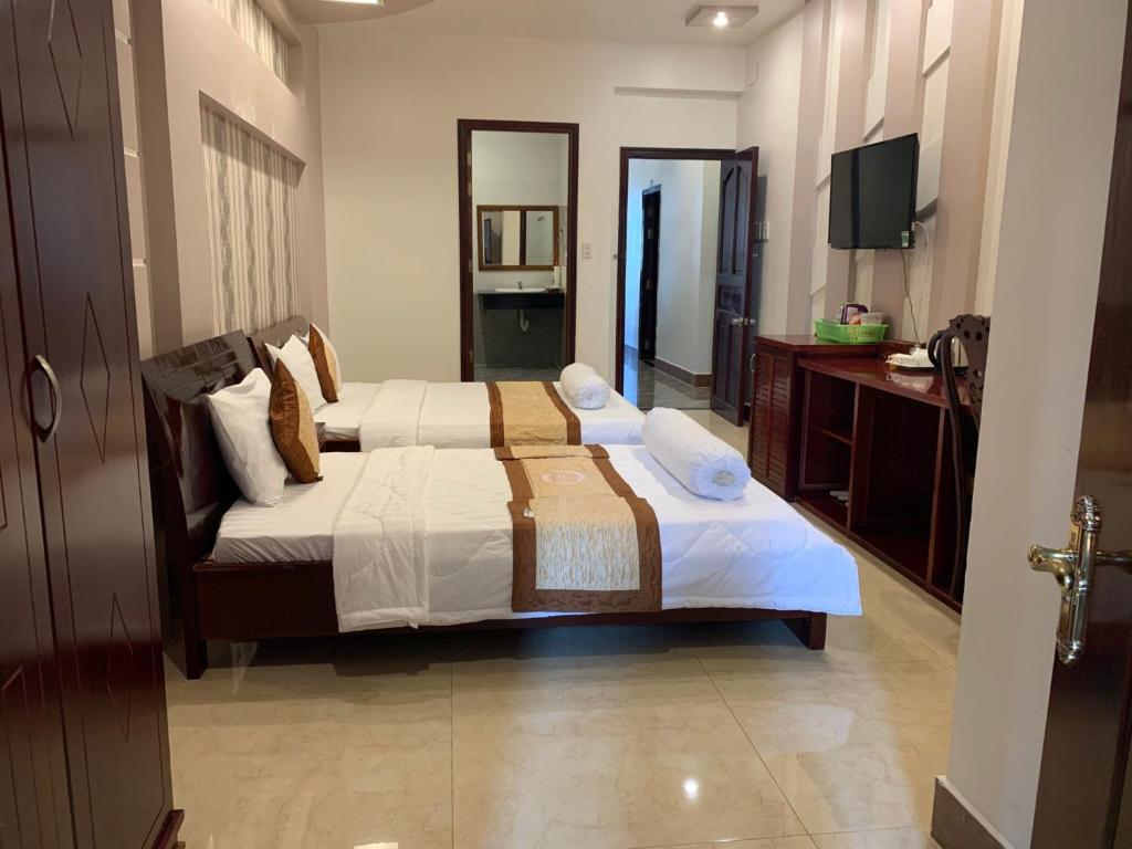Giường trong phòng chung tại Phuc Hung Hotel