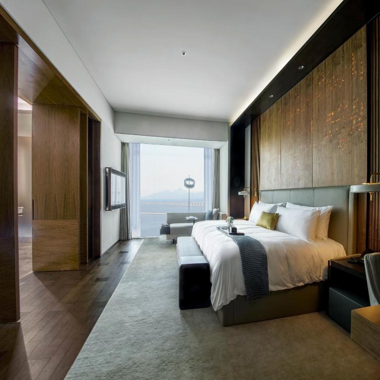 Postel nebo postele na pokoji v ubytování InterContinental Zhuhai by IHG