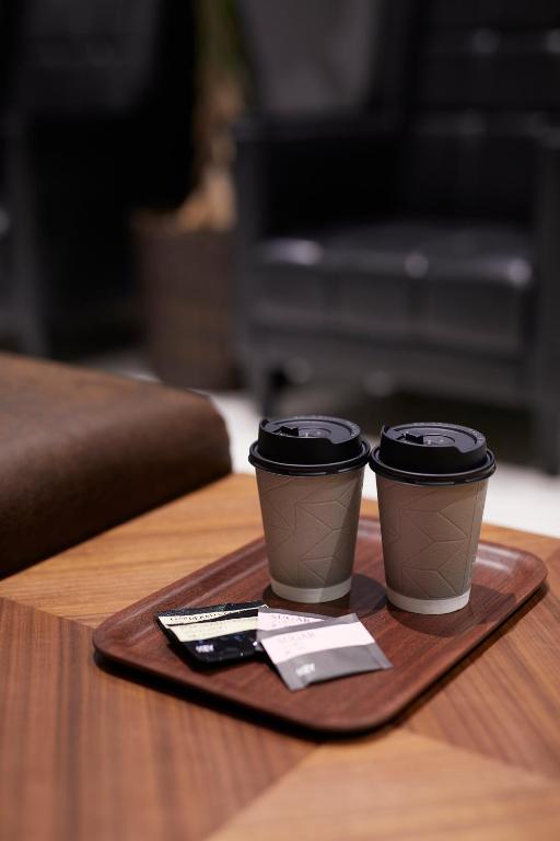 Příslušenství pro přípravu čaje a kávy v ubytování HOTEL BRILLER Kyoto Station South