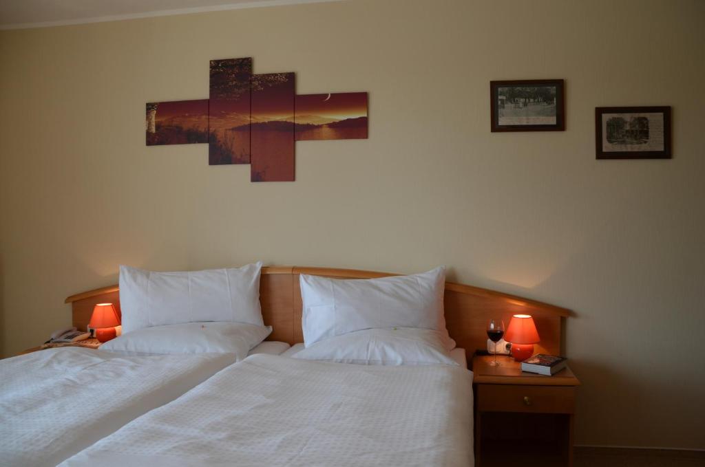 Postel nebo postele na pokoji v ubytování Hotel zur Brücke