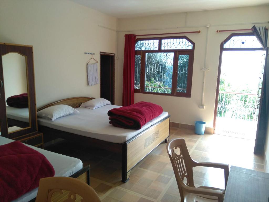 Postel nebo postele na pokoji v ubytování Maa Anand Mayee Guest House