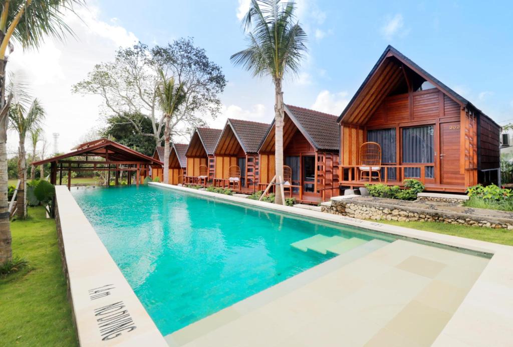 ein Bild einer Villa mit einem Pool in der Unterkunft Bingin Lodge Uluwatu in Uluwatu
