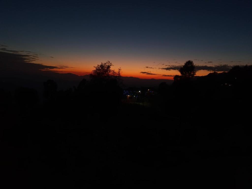 Východ nebo západ slunce při pohledu z penzionu nebo okolí