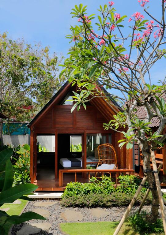 a small cabin in the middle of a garden at Bingin Lodge Uluwatu in Uluwatu