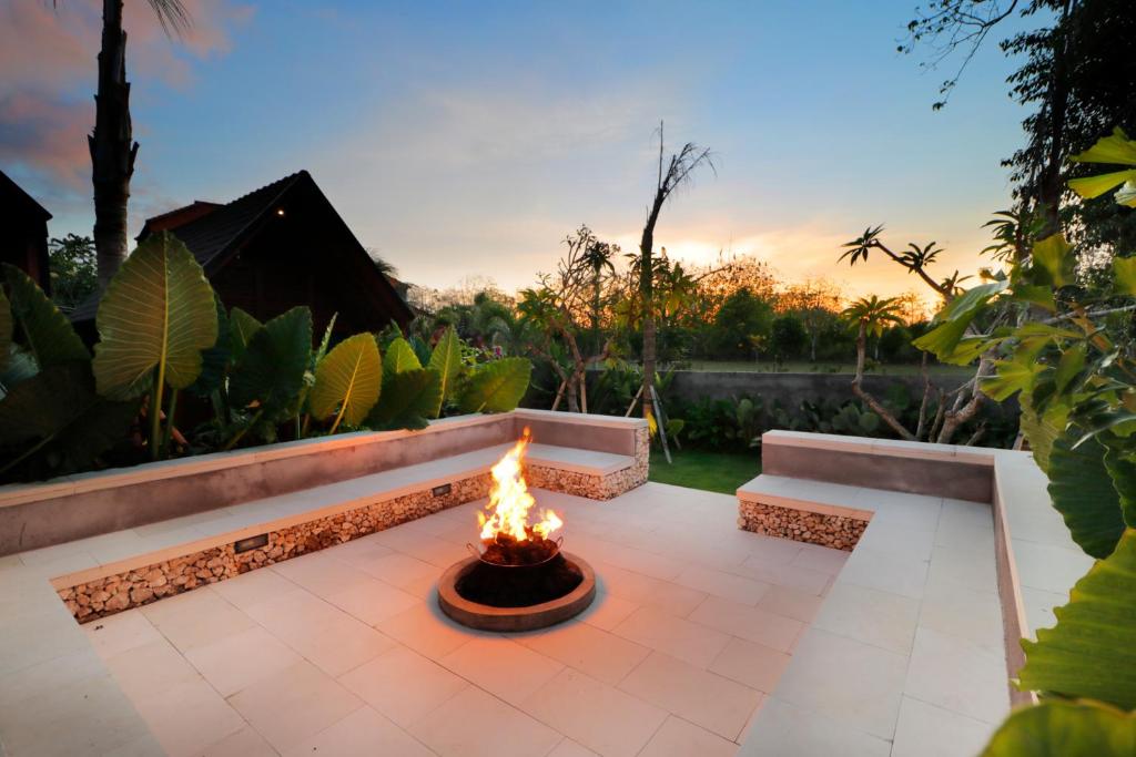 a fire pit in the middle of a patio at Bingin Lodge Uluwatu in Uluwatu