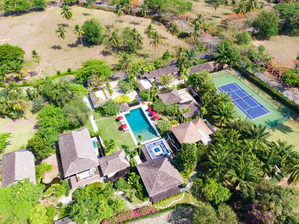 una vista aérea de una casa con pista de tenis en Tamarind Exclusive Villa en Bang Sare