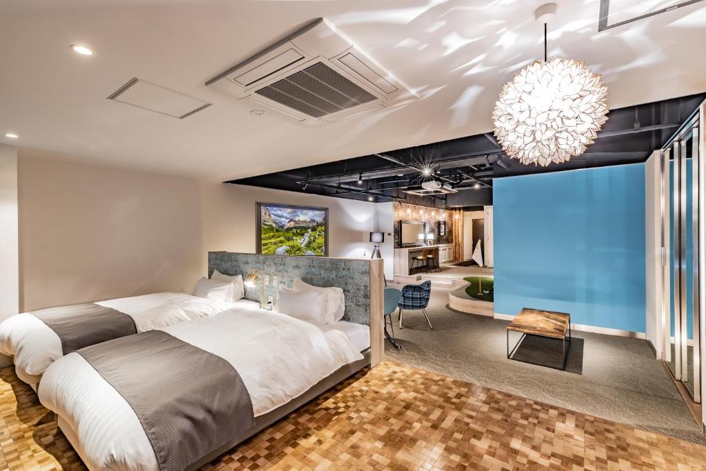 静岡市にあるビル泊 -Birupaku Decentralized Hotel-のベッドルーム1室(大型ベッド1台、シャンデリア付)