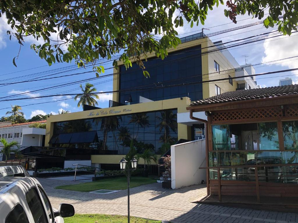 um edifício com uma grande janela de vidro em frente em Flat à beira mar em João Pessoa