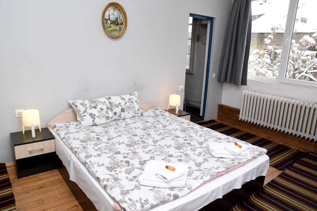ソフィアにあるSanta Sofiaのベッドルーム1室(ベッド1台、タオル2枚付)